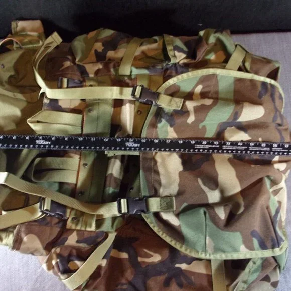 XL WOODLAND BDU RUCKSACK BACKPACK w/SLEEPING COMPLETE w/SHOULDER STRAPS EC 1067